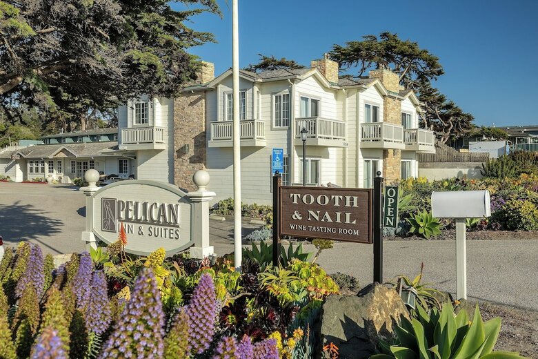 Hotel Pelican Inn & Suites