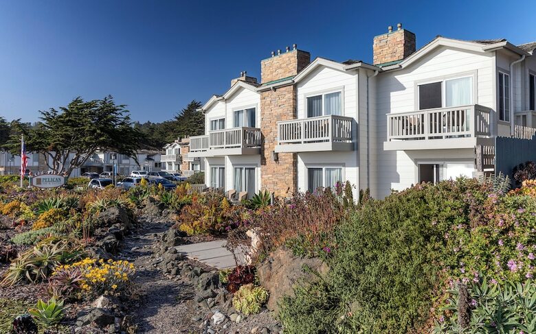 Hotel Pelican Inn & Suites
