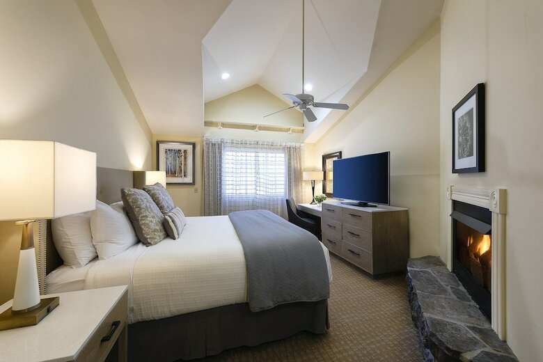 Hotel Pelican Inn & Suites