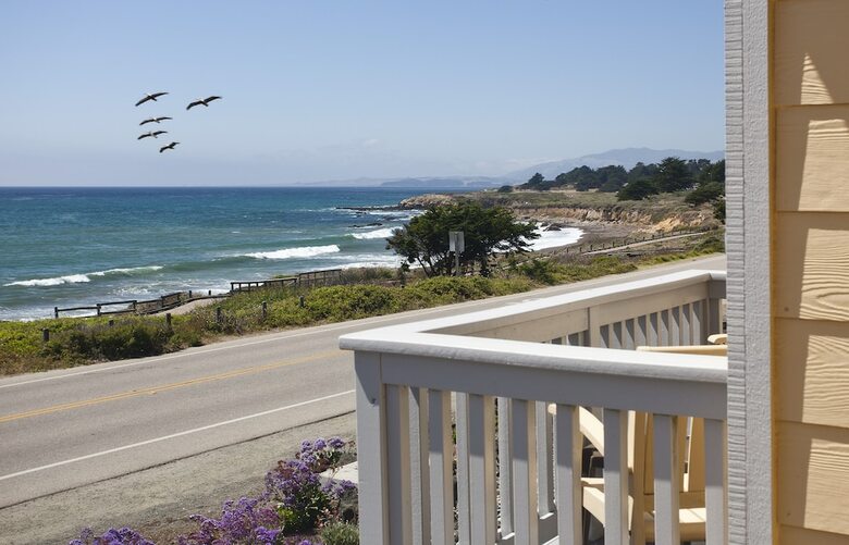 Hotel Pelican Inn & Suites