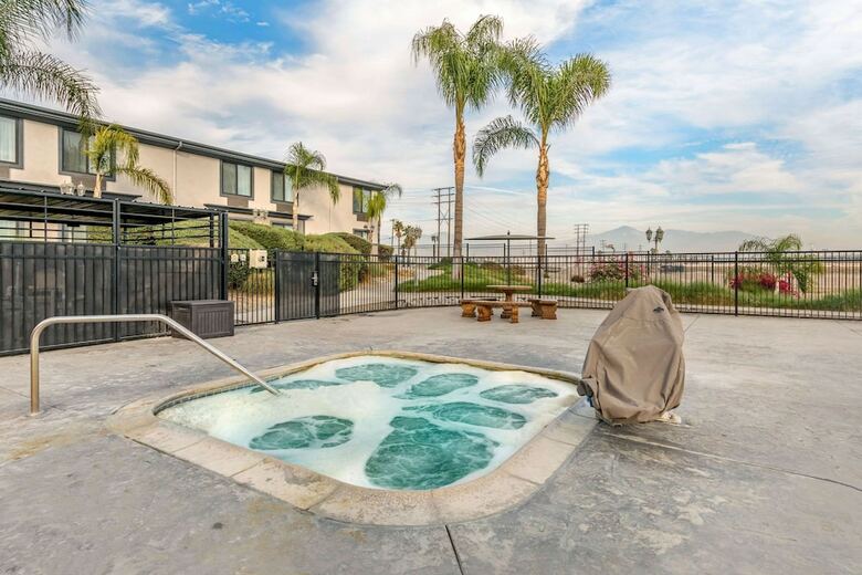 Hotel Comfort Inn And Suites Colton