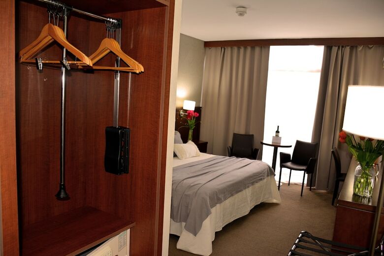 Ian Hotel