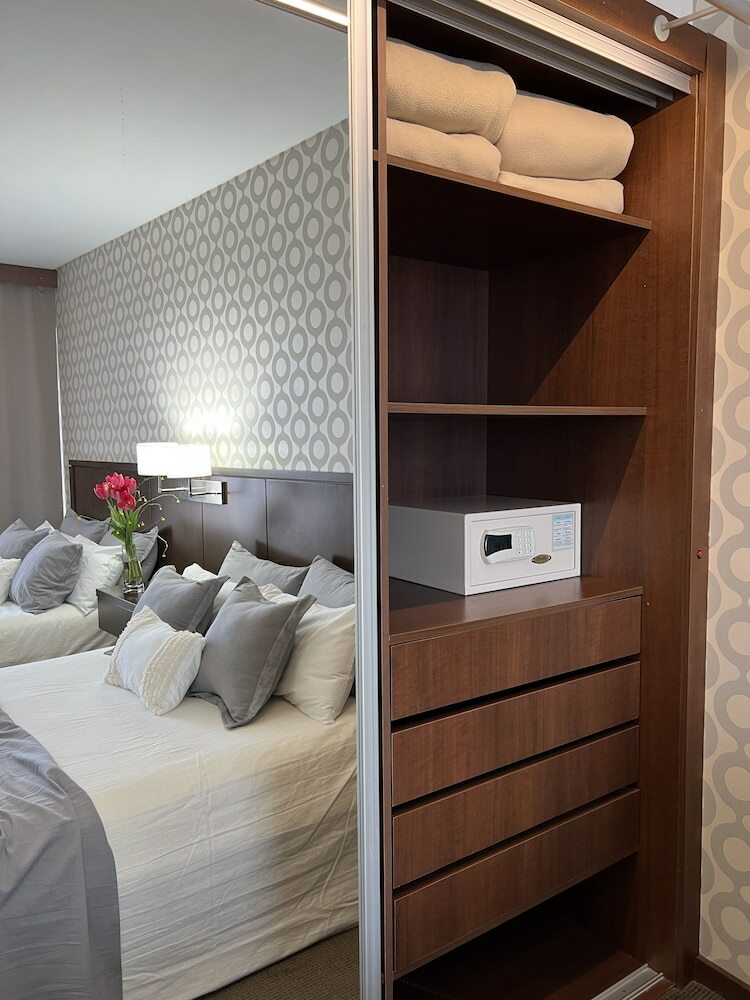 Ian Hotel