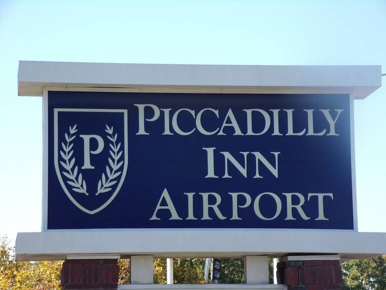 Hotel Piccadilly Inn Airport