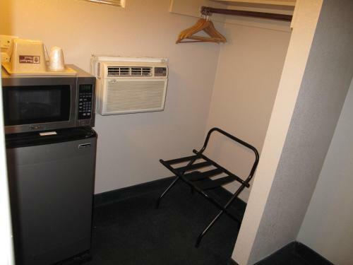 Budget Host Inn Saga Motel