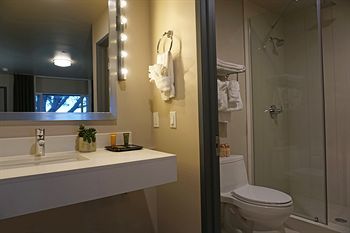 Hotel Crescent Bay Inn