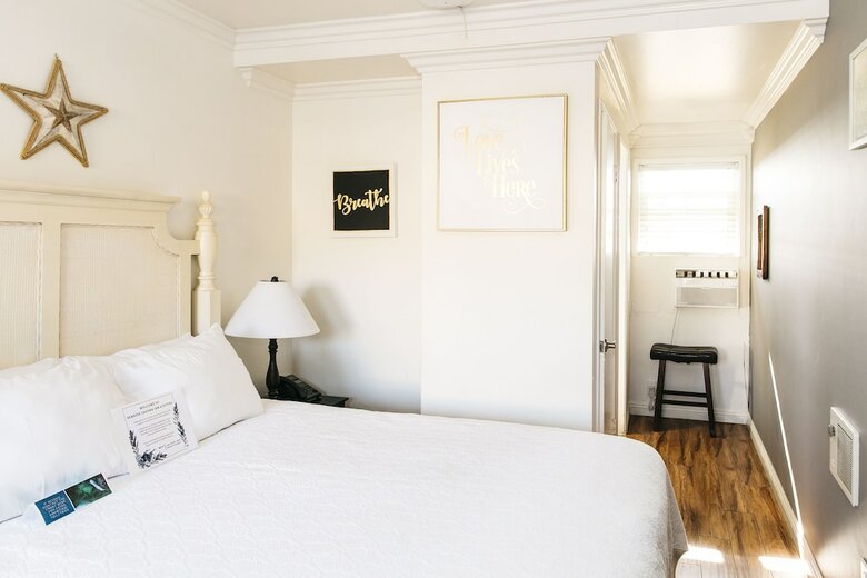 Hotel Seaside Laguna Inn & Suites