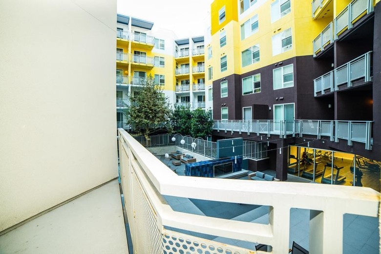 Wilshire Studio Apartment