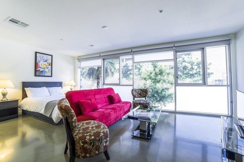 Wilshire Studio Apartment