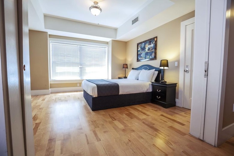 Hollywood Heights Apartment