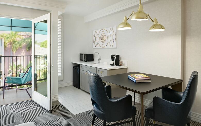 Le Parc Suites Hotel
