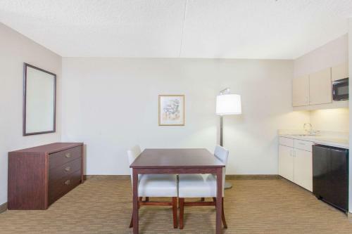Hotel Hawthorn Suites Midwest City