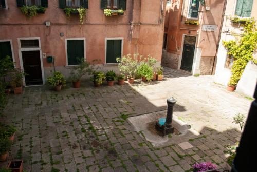 Sunny Venice Apartment