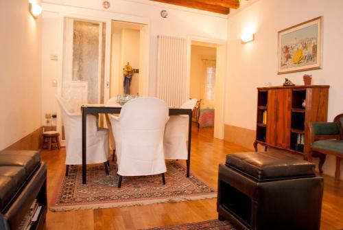 Sunny Venice Apartment