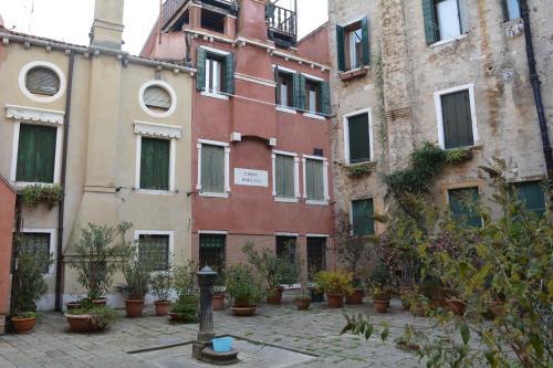 Sunny Venice Apartment