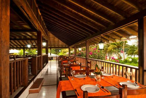 Playa De Oro Lodge