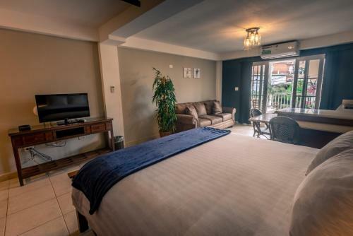 Tropical Suites Hotel