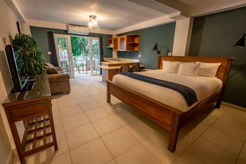 Tropical Suites Hotel