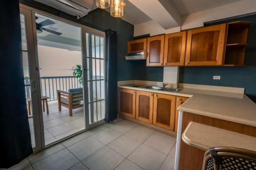 Tropical Suites Hotel
