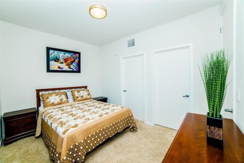 Downtown Violet Apartment