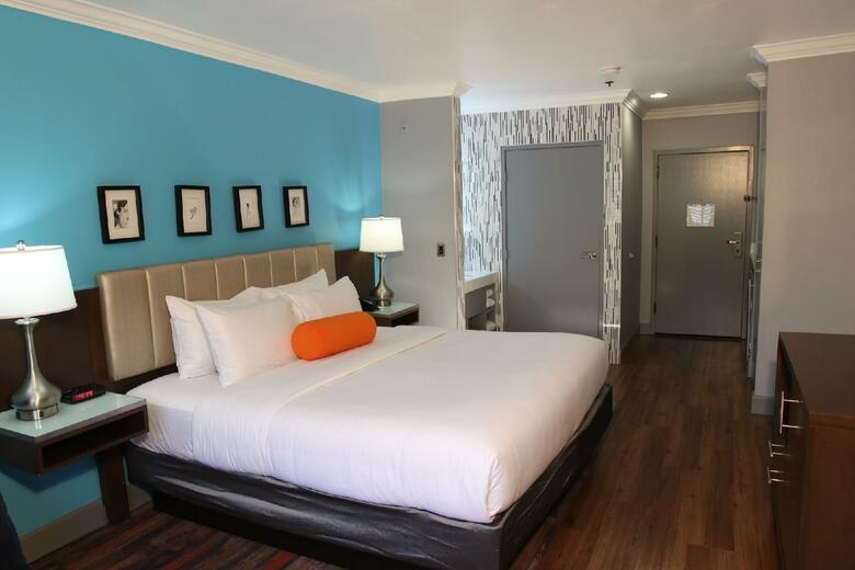 The Blvd Hotel & Suites