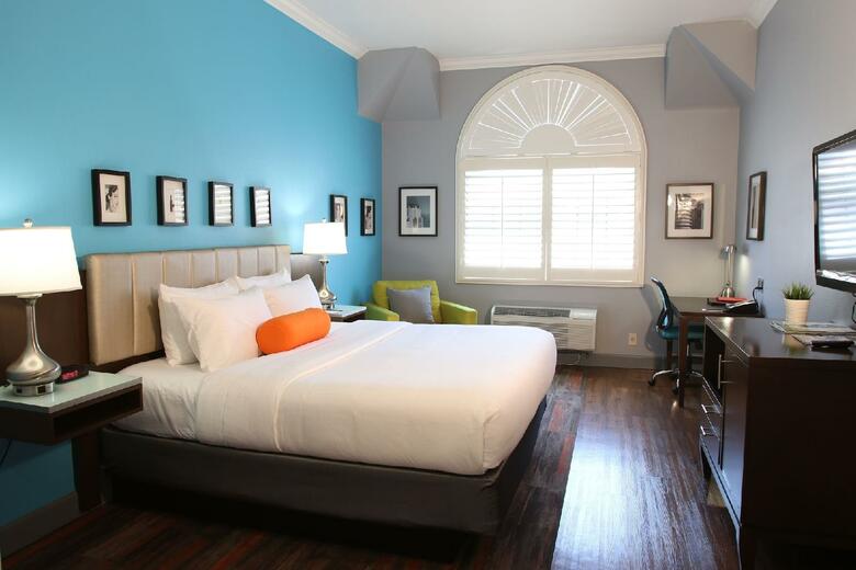 The Blvd Hotel & Suites