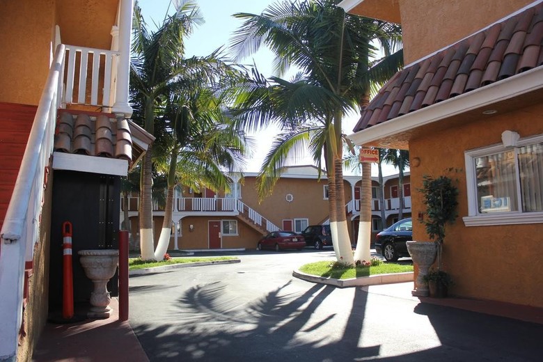 Hotel Paradise Inn And Suites