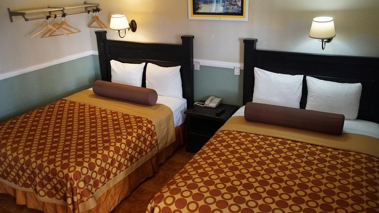 Hotel Paradise Inn And Suites