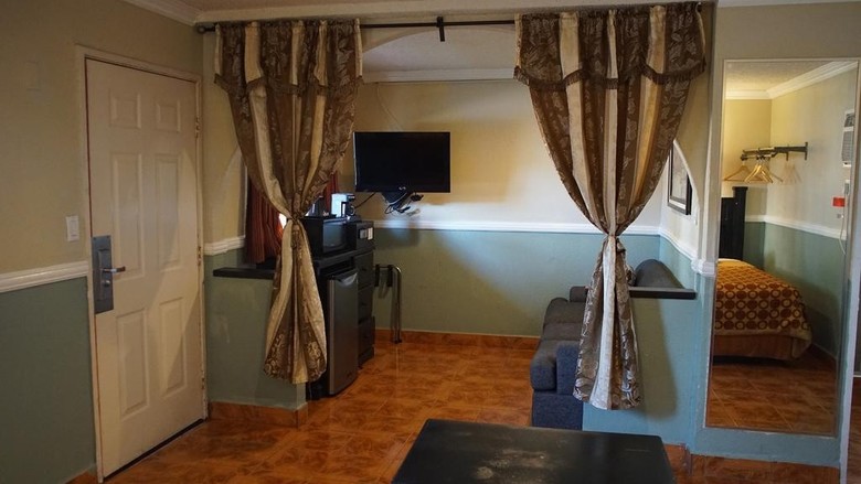 Hotel Paradise Inn And Suites