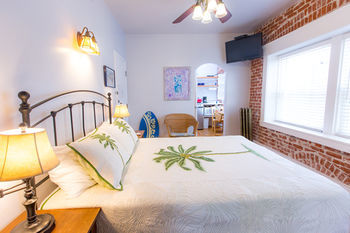 Venice Beach Suites & Hotel