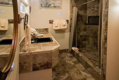 Lodge Chalet Kilauea Collection