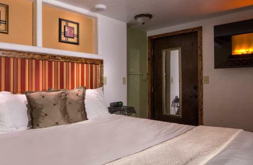 Lodge Chalet Kilauea Collection