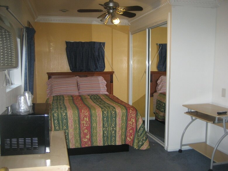 Walls Motel Long Beach