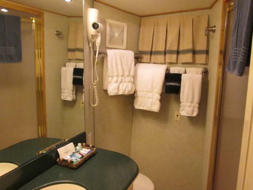 Ocean Romance Dockside Bed & Breakfast Yacht