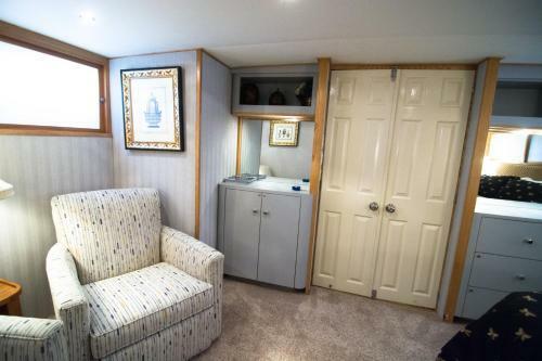 Ocean Romance Dockside Bed & Breakfast Yacht