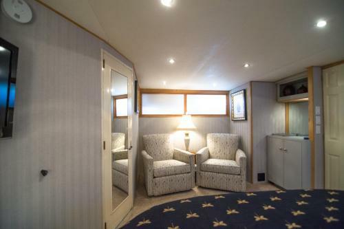 Ocean Romance Dockside Bed & Breakfast Yacht