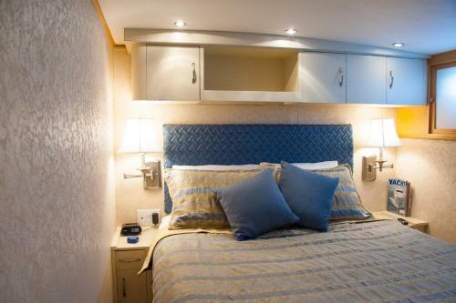 Ocean Romance Dockside Bed & Breakfast Yacht