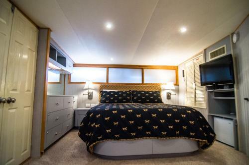 Ocean Romance Dockside Bed & Breakfast Yacht