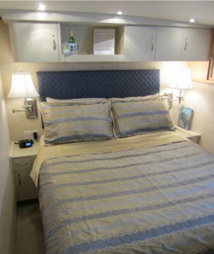 Ocean Romance Dockside Bed & Breakfast Yacht