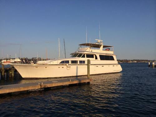Ocean Romance Dockside Bed & Breakfast Yacht