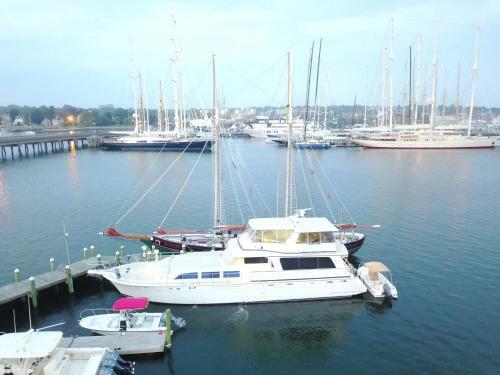 Ocean Romance Dockside Bed & Breakfast Yacht