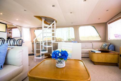 Ocean Romance Dockside Bed & Breakfast Yacht