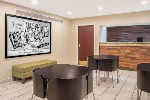 Hotel Super 8 Madison East