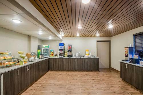 Motel 6 Madison North