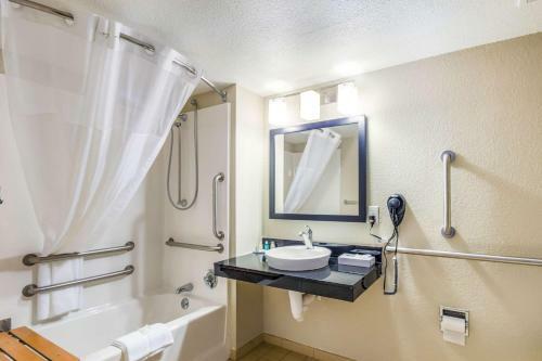 Motel 6 Madison North