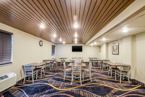 Motel 6 Madison North