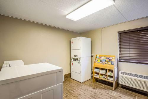 Motel 6 Madison North