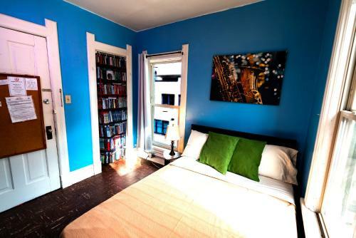 Hi - Madison Hostel