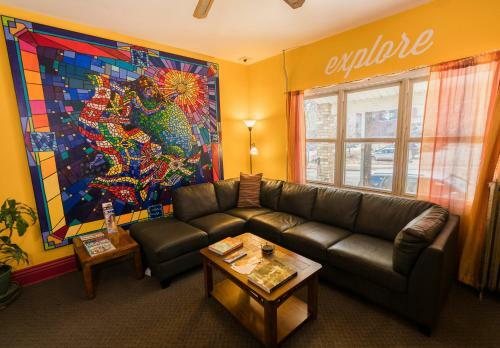 Hi - Madison Hostel