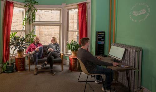 Hi - Madison Hostel